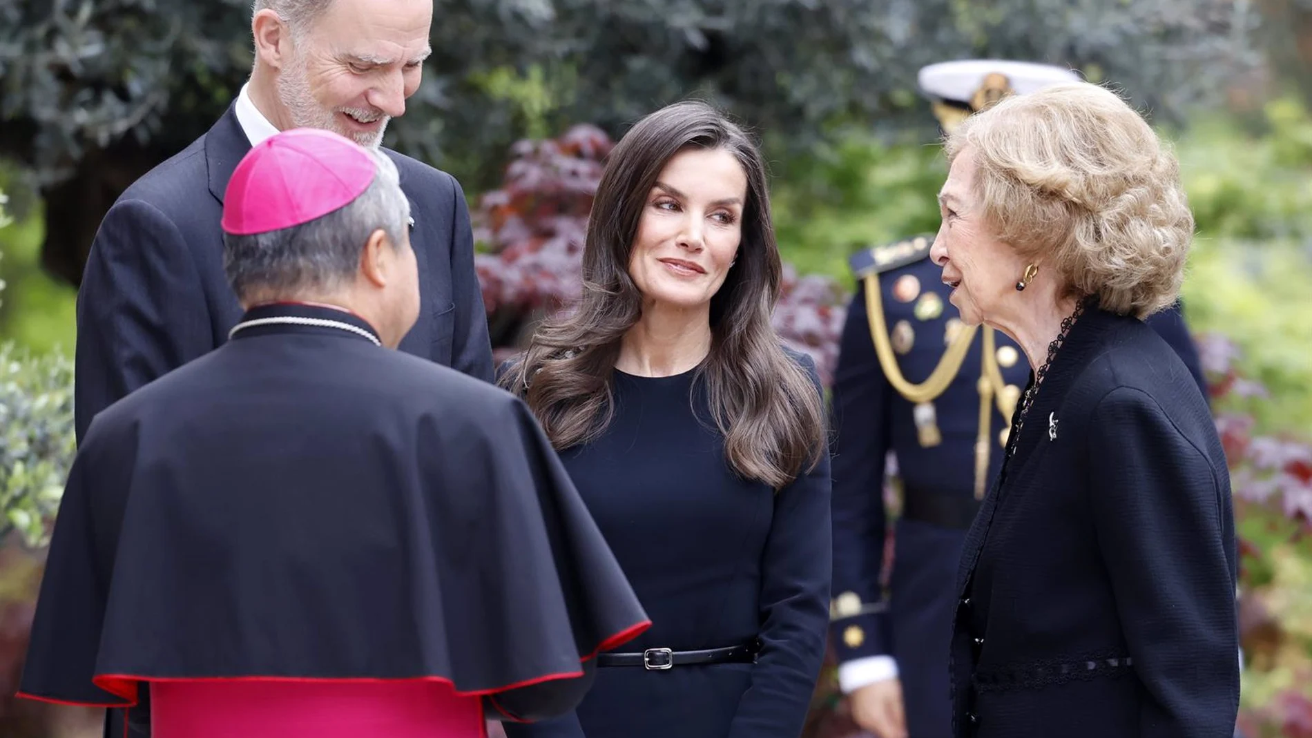 Los Reyes Felipe y Letizia, con Doña Sofía, visitan la Nunciatura Apostólica tras la muerte del Papa Francisco