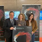 Los concejales de Cultura de Alicante y Elche, Antonio Peral e Irene Ruiz, y la coreógrafa Asun Noales, en el centro, en la presentación de Abril en danza