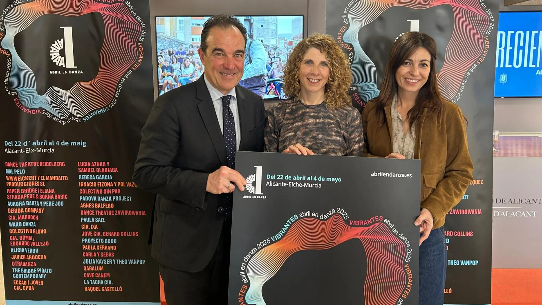 Los concejales de Cultura de Alicante y Elche, Antonio Peral e Irene Ruiz, y la coreógrafa Asun Noales, en el centro, en la presentación de Abril en danza