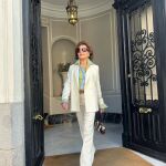 Naty Abascal con traje blanco.