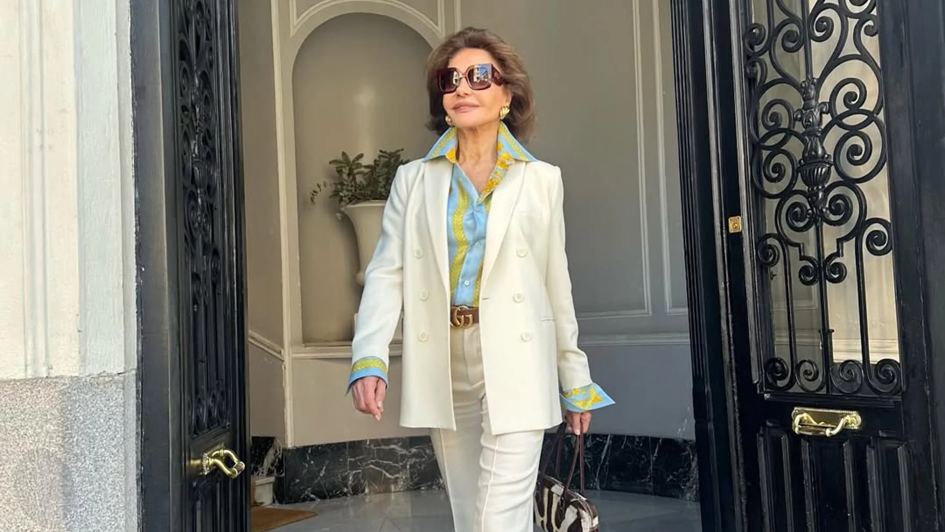 Naty Abascal con traje blanco.