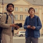 Escena de la película, con un Jesse Eisenberg que actúa y dirige
