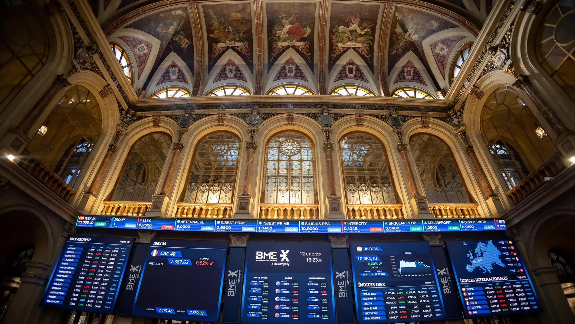 Economía/Bolsa.- El Ibex 35 se desmarca al mediodía de Europa y sube un 0,4%, con la vista en los 13.000 puntos