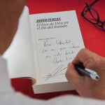 Autores firman sus ejemplares en la Diada de Sant Jordi 2025 en Barcelona
