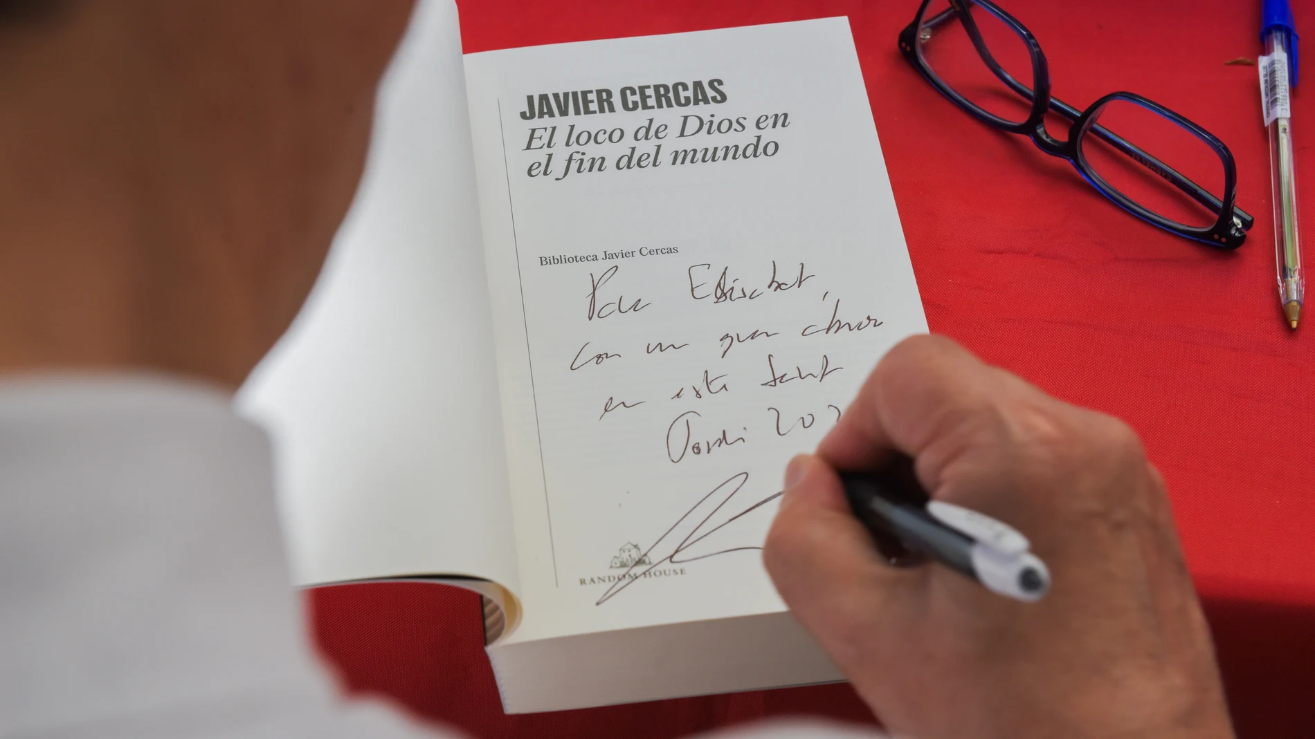 El escritor Javier Cercas firma uno sus ejemplares, en la Diada de San Jordi 2025, a 23 de abril de 2025, en Barcelona, Cataluña (España). Barcelona vuelve a vivir una nueva Diada de Sant Jordi, en la que se llena de libros y rosas, en una edición en la que crece el número de paradas profesionales de libros y superficie para buscar una mayor comodidad, hasta los 3.500 metros cuadrados en diez espacios de siete distritos de la ciudad. El Passeig de Gràcia de Barcelona aplica por primera vez un...