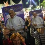 Fieles con fotos del Papa Francisco junto a la catedral de San Justo en Buenos Aires