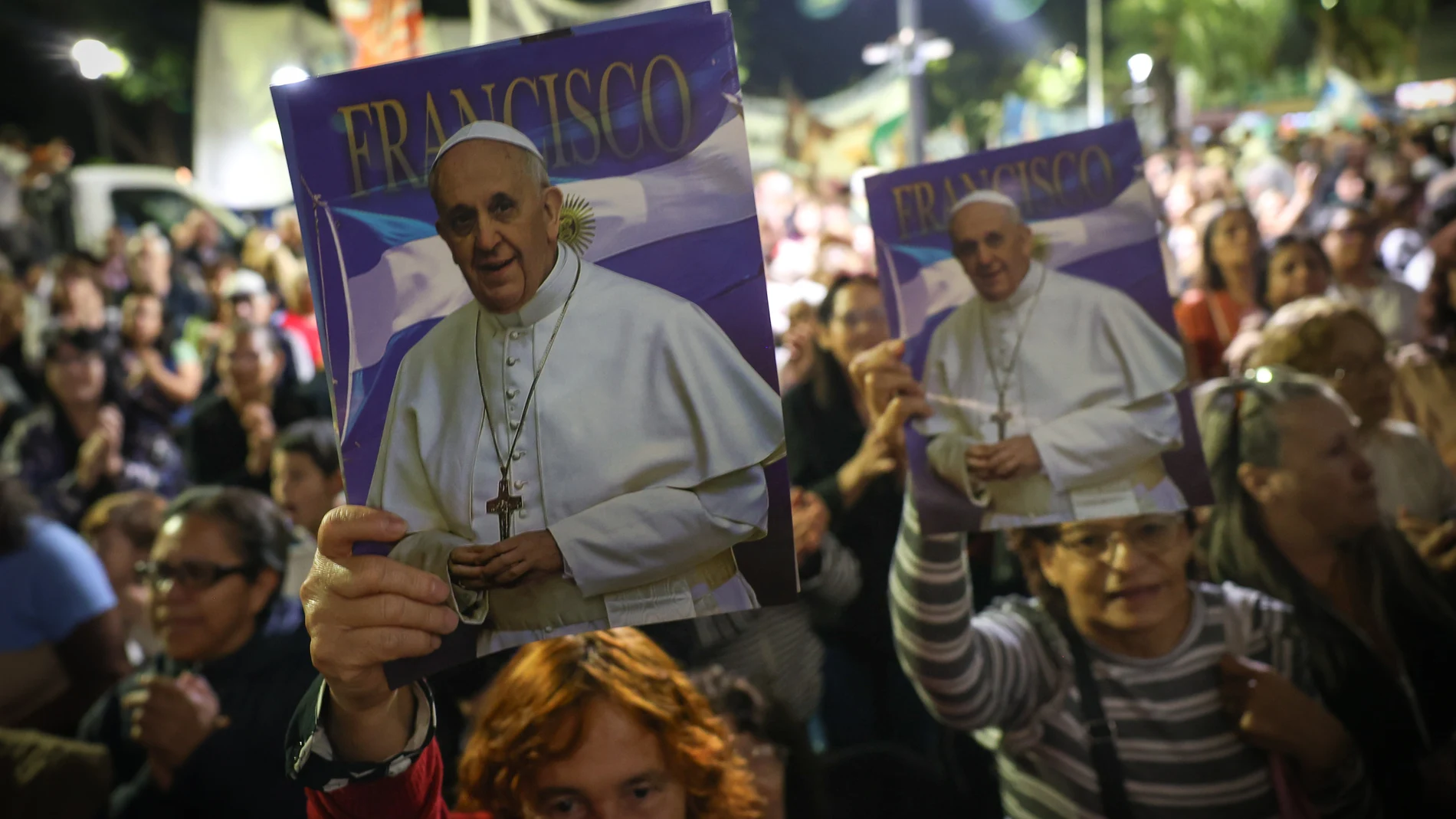 Fieles con fotos del Papa Francisco junto a la catedral de San Justo en Buenos Aires