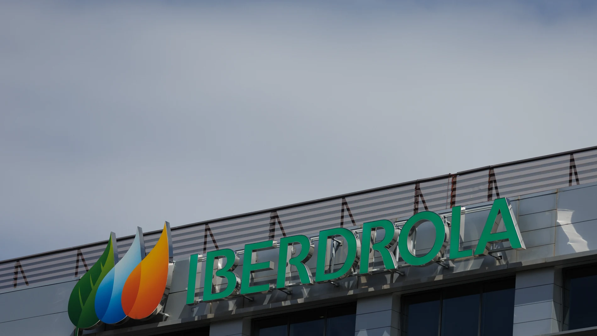Fachada de la sede de Iberdrola, a 31 de marzo de 2023, en Madrid (España). Energías Renovables Ibermap, la 'joint venture' creada en 2021 por Mapfre e Iberdrola para coinvertir en energías limpia, ha alcanzado los 445 megavatios (MW) en cartera mediante la suma de 150 nuevos MW fotovoltaicos, lo que ha llevado a una modificación de su estructura accionarial. De esta forma, la cartera de la firma se compone de 295 MW eólicos y 150 MW fotovoltaicos. La 'joint venture' contempla la incorporación de más activos a futuro, según han explicado las compañías. 31 MARZO 2023;IBERDROLA;ENERGÍAS RENOVABLES Eduardo Parra / Europa Press 31/03/2023