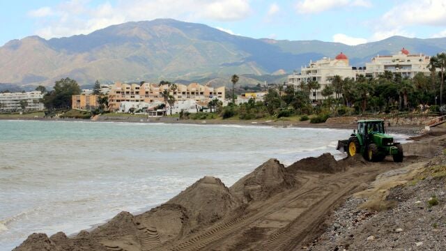 Imagen de una de las playas de Estepona afectadas por la regresión del mar