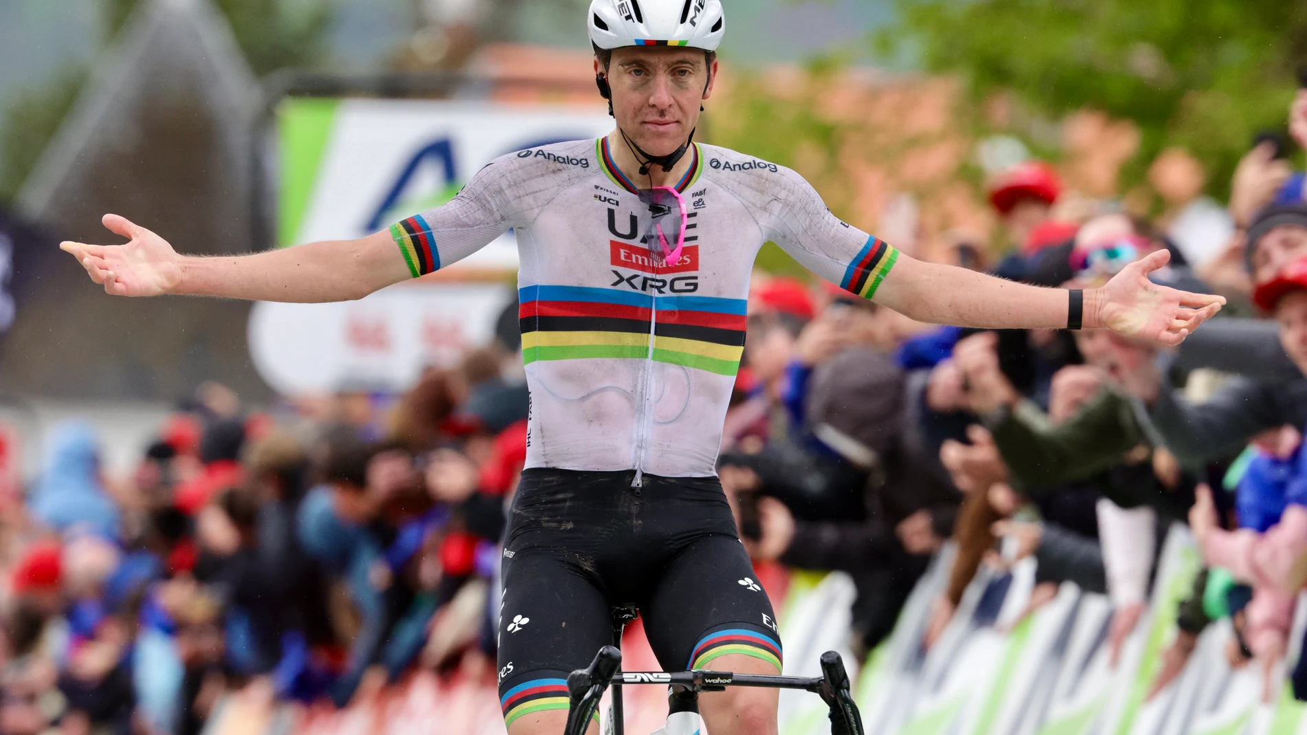 Huy (Belgium), 23/04/2025.- Slovenian cyclist Tadej Pogacar of UAE Team Emirates XRG crosses the finish line to win the 89th Fleche Wallonne one-day cycling classic over 205,1km from Ciney to Huy, Belgium, 23 April 2025. (Ciclismo, Bélgica) EFE/EPA/OLIVIER MATTHYS