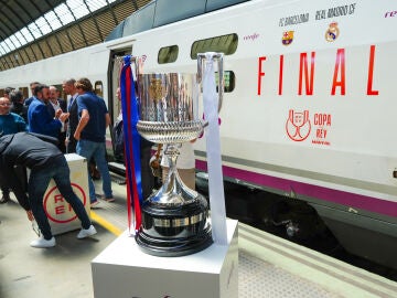 La Copa del Rey de f&uacute;tbol llega a Sevilla de manos de los futbolistas Julio Salinas y Pepe. A 23 de abril de 2025 en Sevilla, Andaluc&iacute;a (Espa&ntilde;a). La Copa del Rey de f&uacute;tbol ha llegado a Sevilla a bordo de un tren AVE especialmente vinilado con motivo de la final que se celebrar&aacute; el pr&oacute;ximo s&aacute;bado 26 de abril en el Estadio de La Cartuja. El simb&oacute;lico acto ha tenido lugar en la Estaci&oacute;n de Santa Justa. 23 ABRIL 2025 Francisco J. Olmo / Europa Press 23/04/2025
