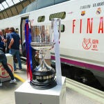 La Copa del Rey llega a Sevilla en un AVE conmemorativo rumbo a la final en La Cartuja