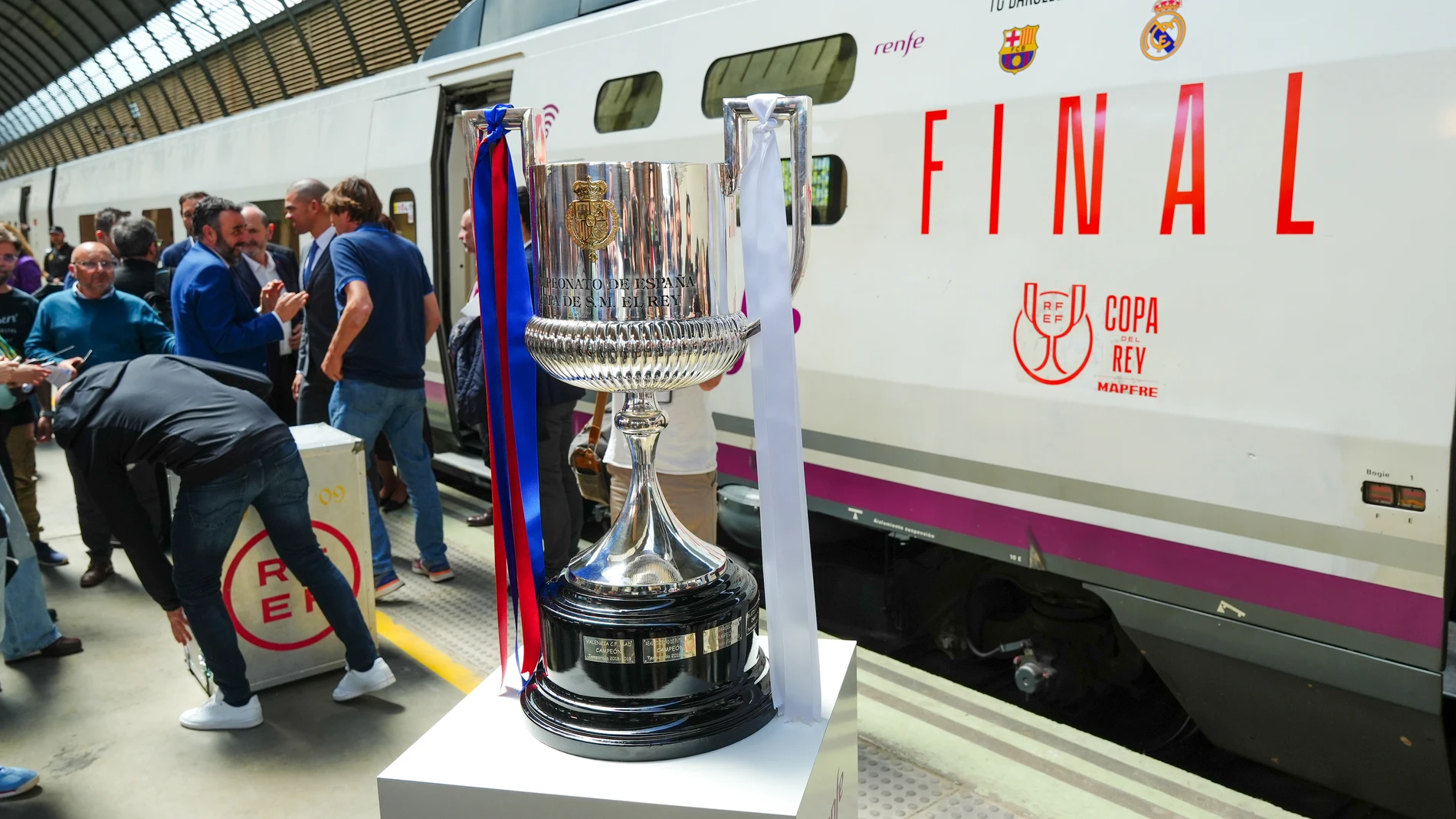 La Copa del Rey de fútbol llega a Sevilla de manos de los futbolistas Julio Salinas y Pepe. A 23 de abril de 2025 en Sevilla, Andalucía (España). La Copa del Rey de fútbol ha llegado a Sevilla a bordo de un tren AVE especialmente vinilado con motivo de la final que se celebrará el próximo sábado 26 de abril en el Estadio de La Cartuja. El simbólico acto ha tenido lugar en la Estación de Santa Justa. 23 ABRIL 2025 Francisco J. Olmo / Europa Press 23/04/2025