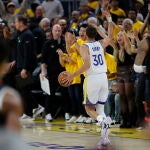 Stephen Curry lideró la victoria de los Warriors ante los Rockets en el tercer partido de la serie