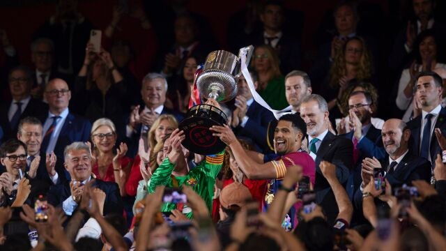 Ter Stegen y Araujo levantan el trofeo de campeones de la Copa del Rey