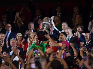 Ter Stegen y Araujo levantan el trofeo de campeones de la Copa del Rey Ter Stegen y Araujo levantan el trofeo de campeones de la Copa del Rey