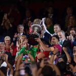 Ter Stegen y Araujo levantan el trofeo de campeones de la Copa del Rey
