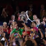 Ter Stegen y Araujo levantan el trofeo de campeones de la Copa del Rey