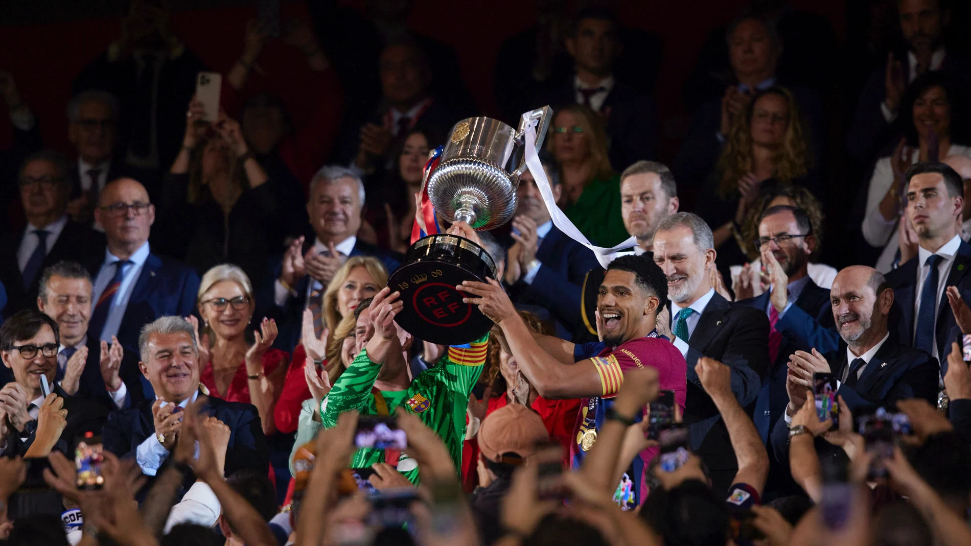 Ter Stegen y Araujo levantan el trofeo de campeones de la Copa del Rey