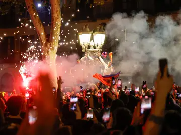 Celebración del título de Copa del Rey del Barcelona Seguidores del F.C.Barcelona celebran la consecución del título de Copa del Rey en la fuente de Canaletas a 27 de abril de 2025 en Barcelona. Kike Rincón / Europa Press 27/04/2025
