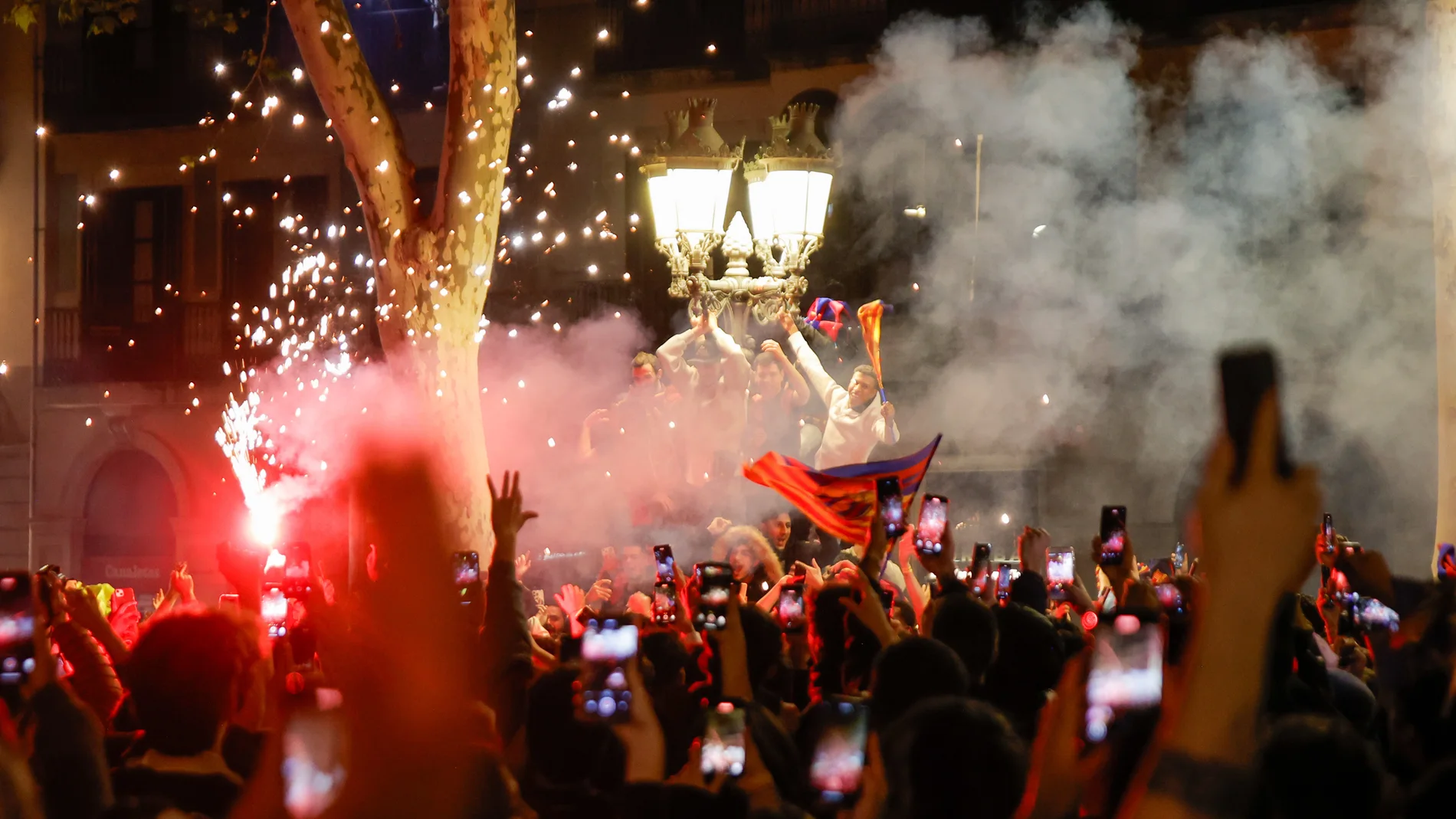 Seguidores del F.C.Barcelona celebran la consecución del título de Copa del Rey en la fuente de Canaletas a 27 de abril de 2025 en Barcelona. Kike Rincón / Europa Press 27/04/2025