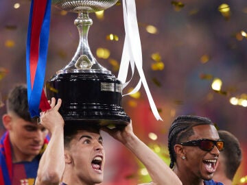 Pablo Martin Gavi of FC Barcelona celebrate with the trophy during the Spanish Cup, Copa del Rey, Final football match played between FC Barcelona and Real Madrid at La Cartuja Stadium on April 26, 2025 in Sevilla, Spain. AFP7 27/04/2025 ONLY FOR USE IN SPAIN