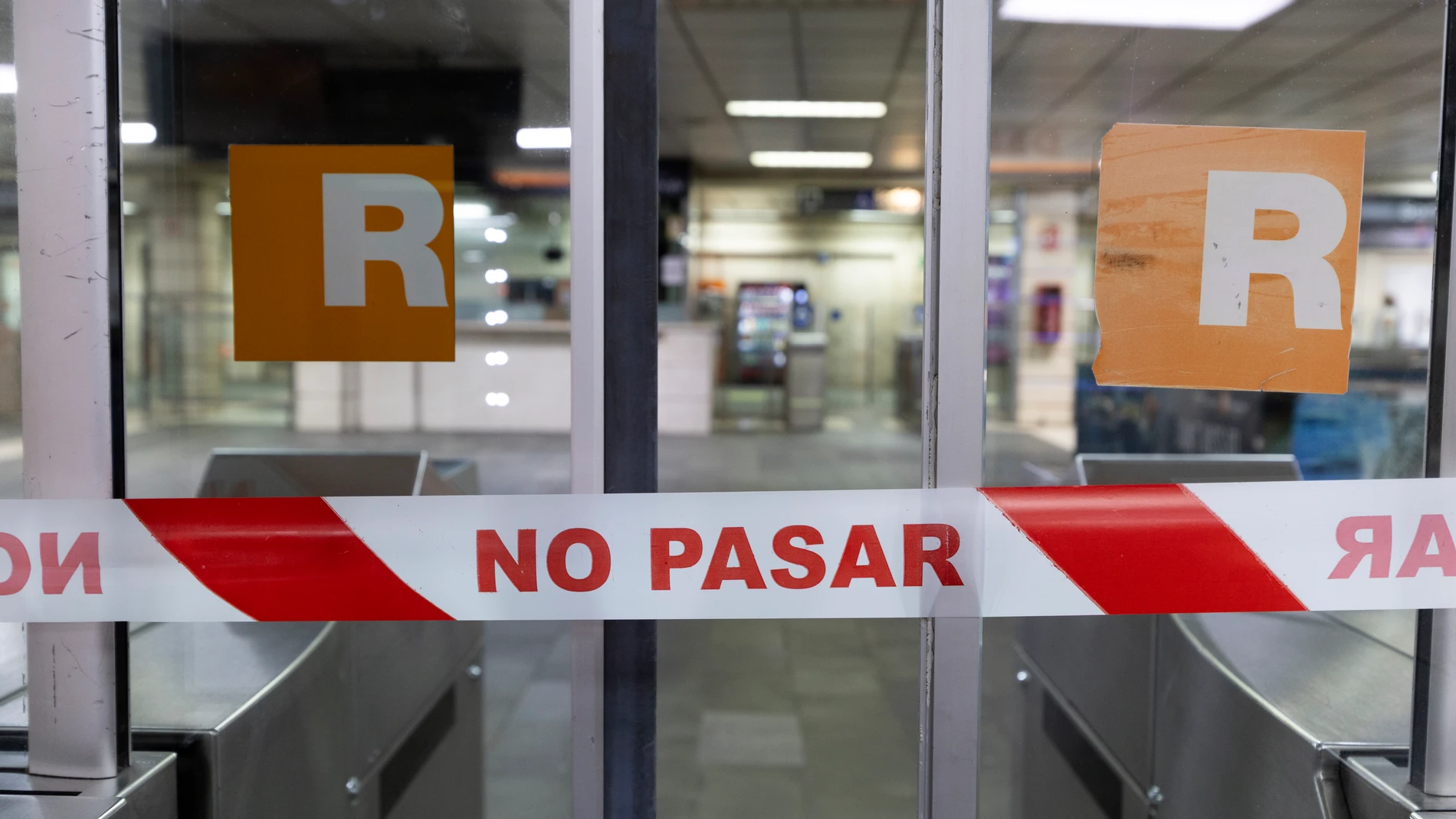 GRAFCAT7679. BARCELONA, 29/04/2025.- Aspecto de la estación de Rodalies de Plaça Catalunya después de que Renfe haya anunciado que servicio ferroviario de Rodalies en Cataluña se encuentra suspendido debido a la inestabilidad de la tensión en la red eléctrica para garantizar la circulación de los trenes. EFE/Marta Pérez