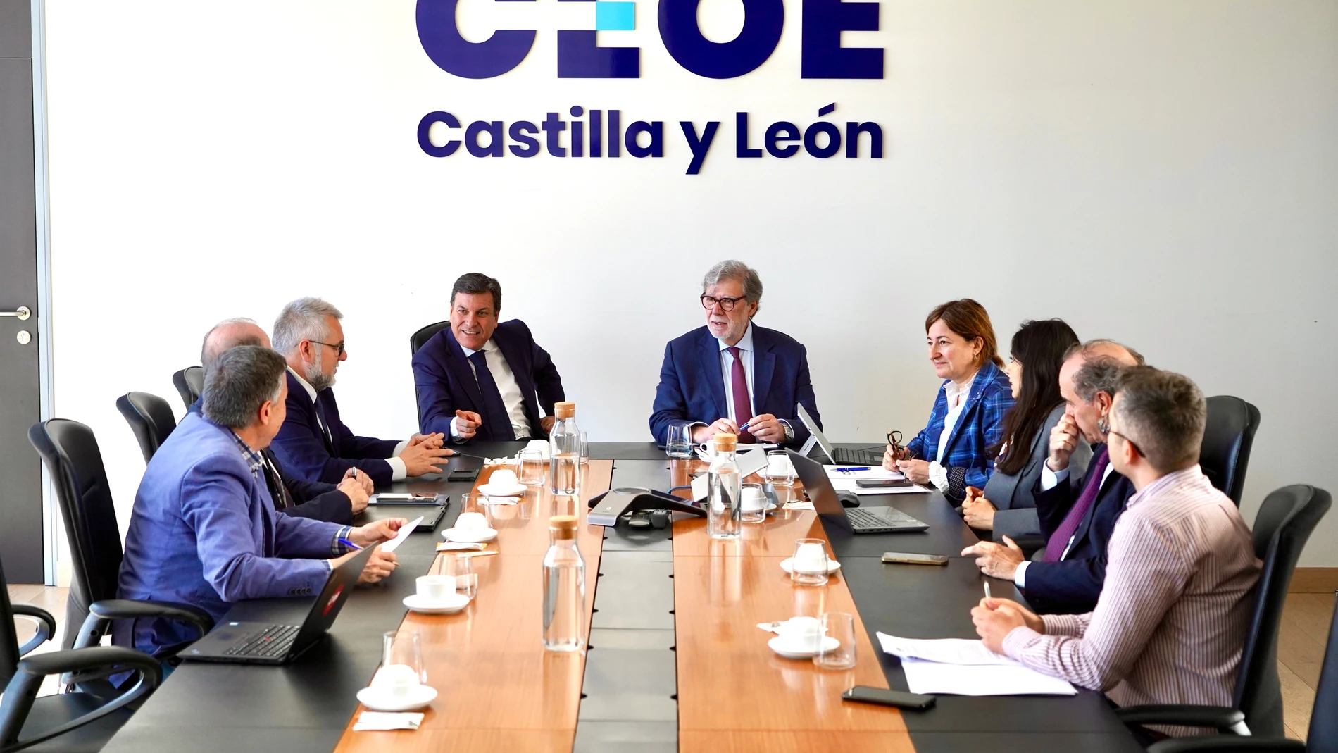 Reunión en la CEO de Castilla y León con la participación del consejero Carlos Fernández Carriedo