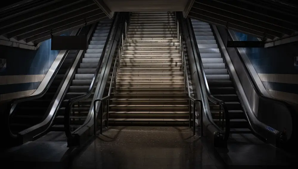 Unas escaleras del Metro de Madrid, durante el apagón masivo en España