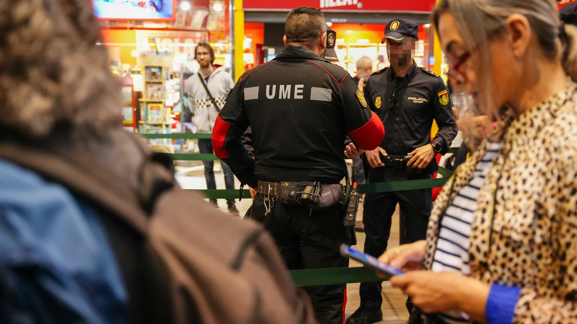 Agentes de la UME en la estación de trenes de Santa Justa el día después del apagón generalizado. A 29 de abril de 2025, en Sevilla (Andalucía, España). Abren las puertas de la estación ferroviaria de Santa Justa, que se había desalojado de manera preventiva tras la caída del abastecimiento energético que ha sufrido la Península Ibérica en la jornada de ayer 28 de abril. 29 ABRIL 2025 Francisco J. Olmo / Europa Press 29/04/2025