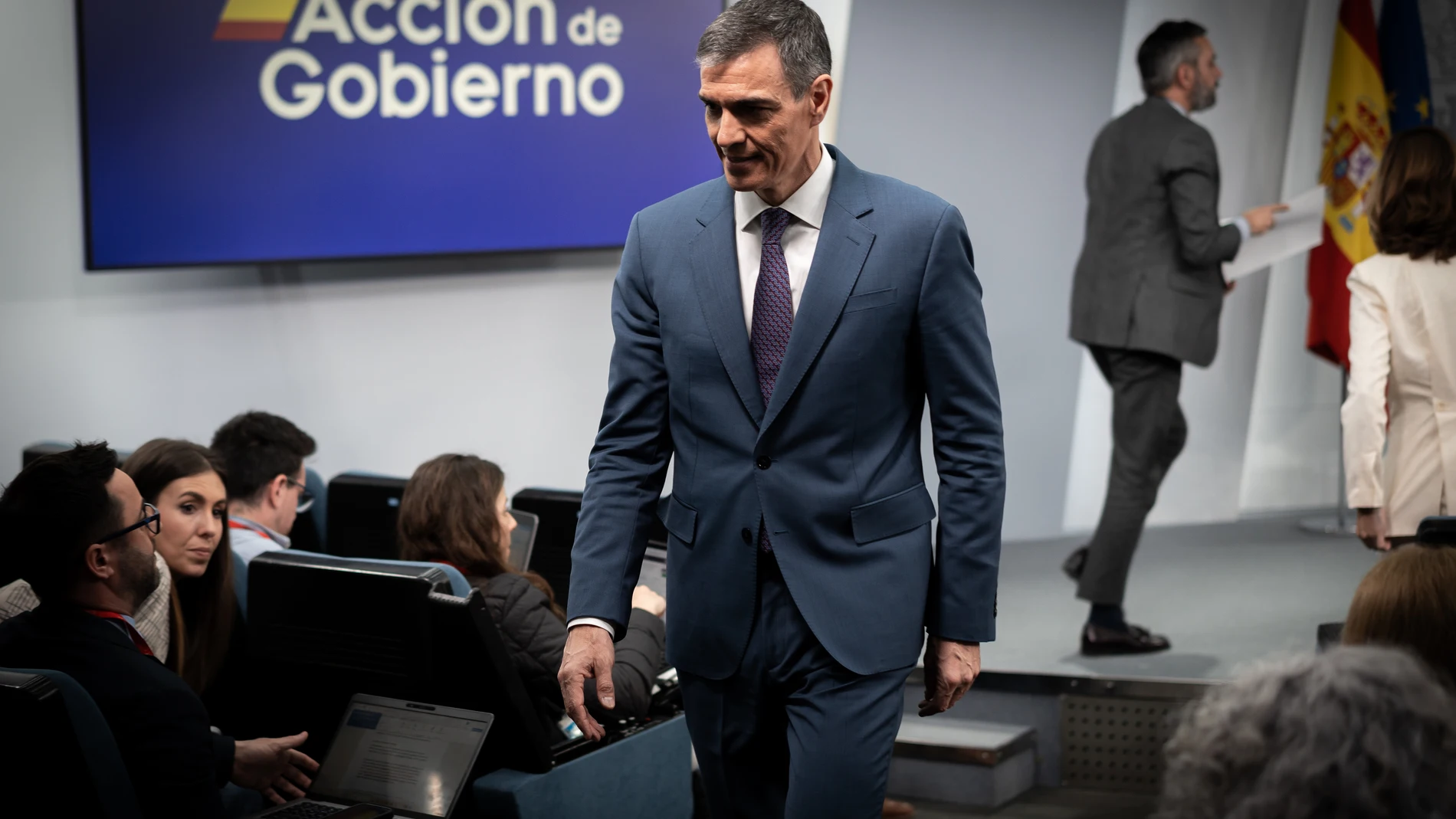 El presidente del Gobierno, Pedro Sánchez, tras su comparecencia ante los medios, en el Palacio de la Moncloa, a 29 de abril de 2025, en Madrid (España). Tanto en la reunión del Consejo de Seguridad Nacional como en el Consejo de Ministros se ha abordado con exclusividad la situación creada por el apagón masivo que afectó este lunes a la Península Ibérica. Por ello se realizará una nueva reunión del Consejo de Ministros, mañana miércoles 30 de abril, para abordar los asuntos ordinarios previs...
