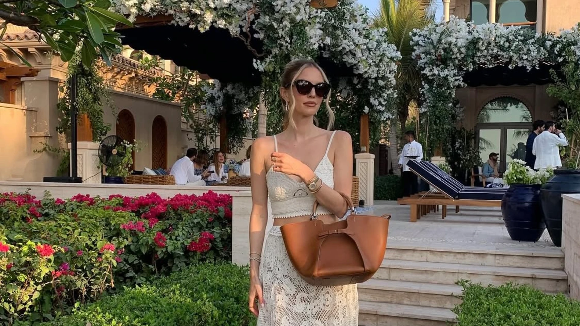 Influencer con look de crochet.