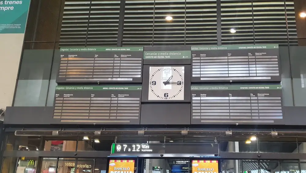 Paneles informativos apagados en la estación de Santa Justa, en Sevilla