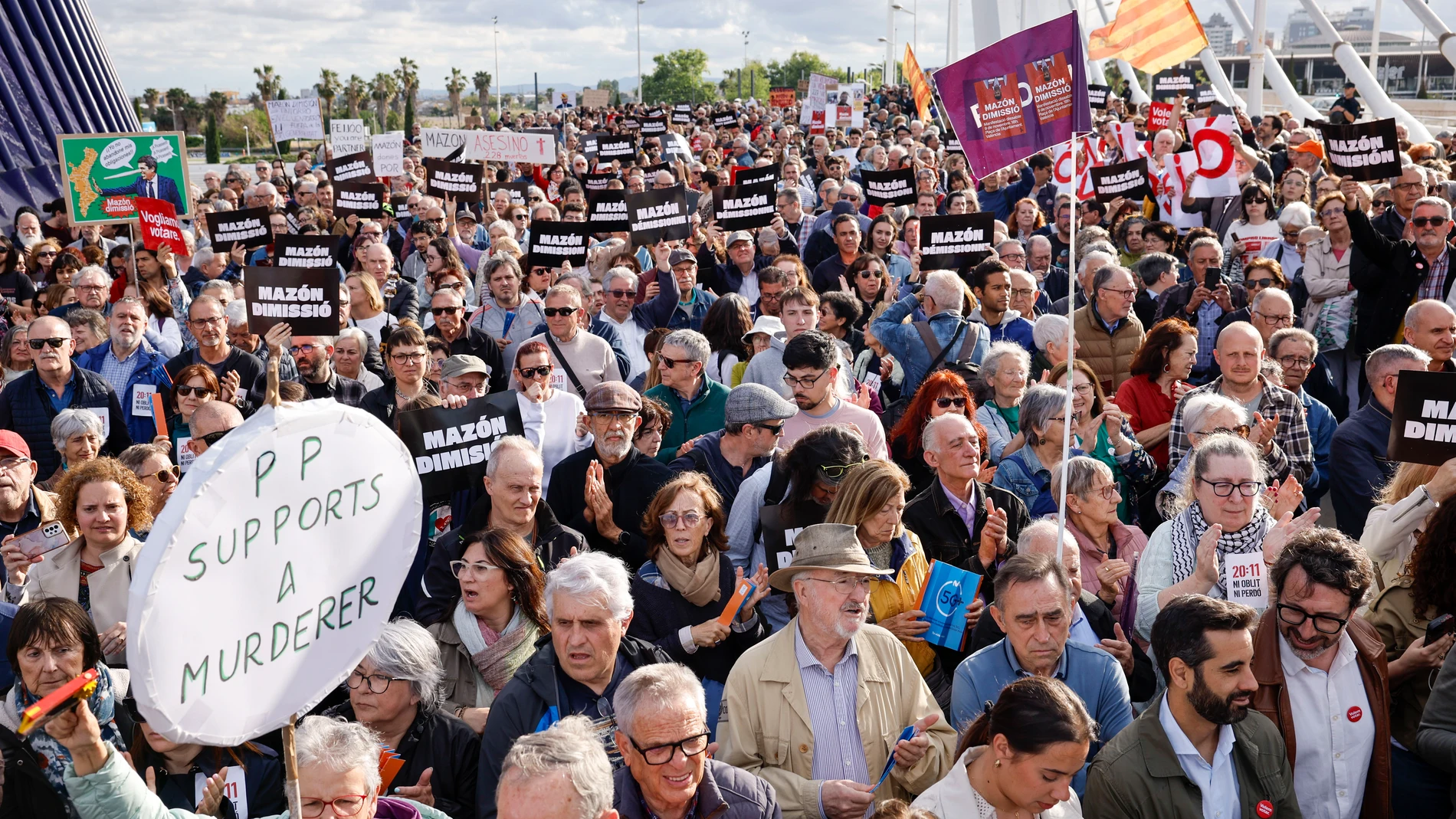 VALENCIA, 29/04/2025.- Asociaciones de víctimas de la dana y movimientos sociales celebran una concentración frente a una de las sedes del congreso del PP Europeo para "denunciar la negligencia política" del president de la Generalitat, Carlos Mazón, en la gestión de la dana y "la complicidad" del presidente del PP, Alberto Núñez Feijóo, y la presidenta de la Comisión Europea, Ursula von der Leyen, al "sostenerlo", este martes en Valencia.- EFE/ Biel Aliño
