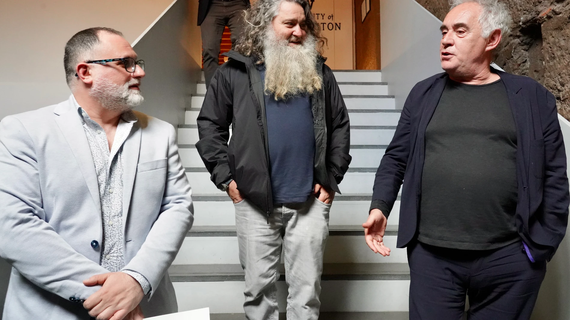En la imagen (IaD) el presidente de Hostelería de León, Óscar García; el viticultor, Raúl Pérez y el cocinero Ferrán Adriá