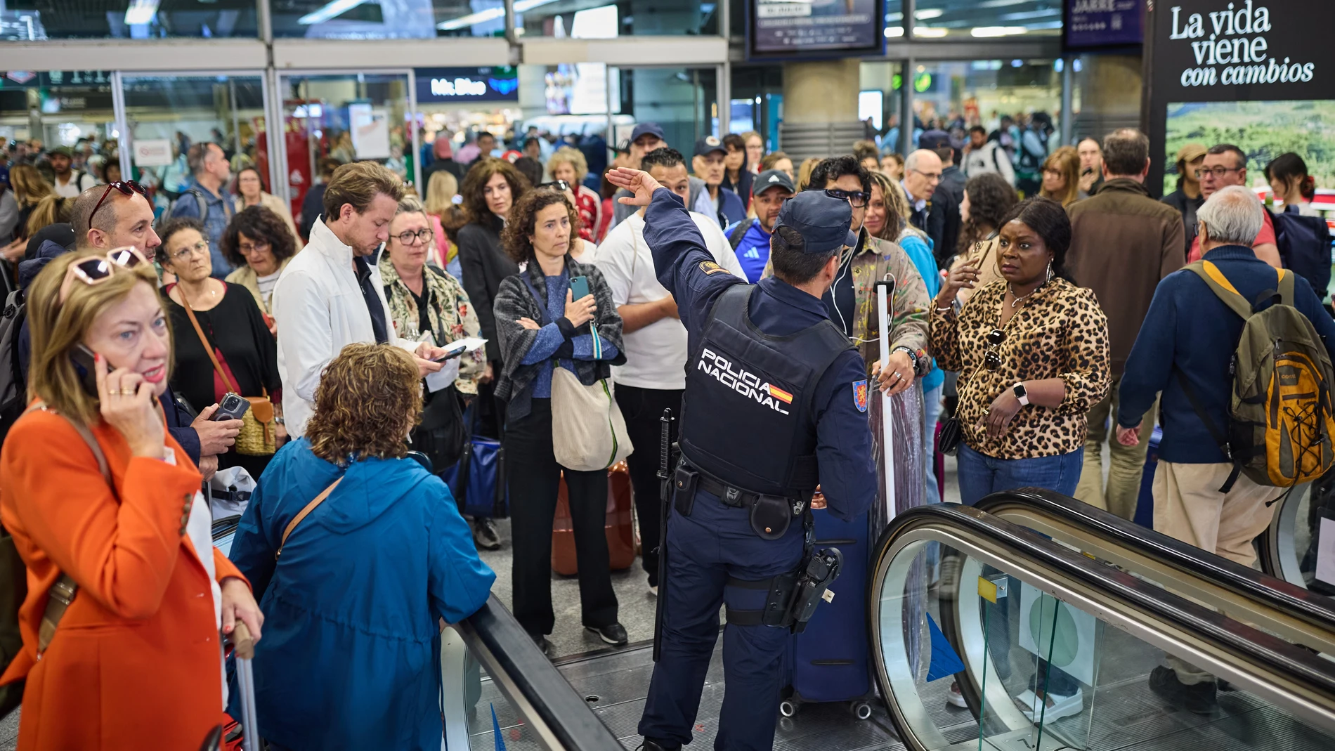 Un agente de Policía, orientandoa pasajeros en Atocha