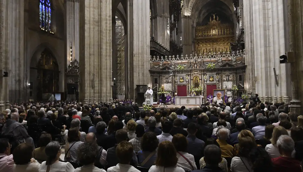 Aspecto que presentaba la Catedral de Sevilla durante el funeral por el Papa Francisco