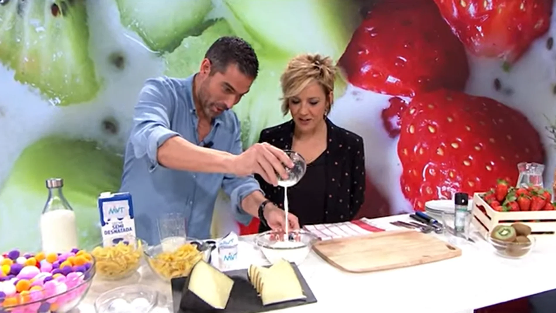 Pablo Ojeda, nutricionista, junto a Cristina Pardo en el programa 'Más Vale Tarde'.