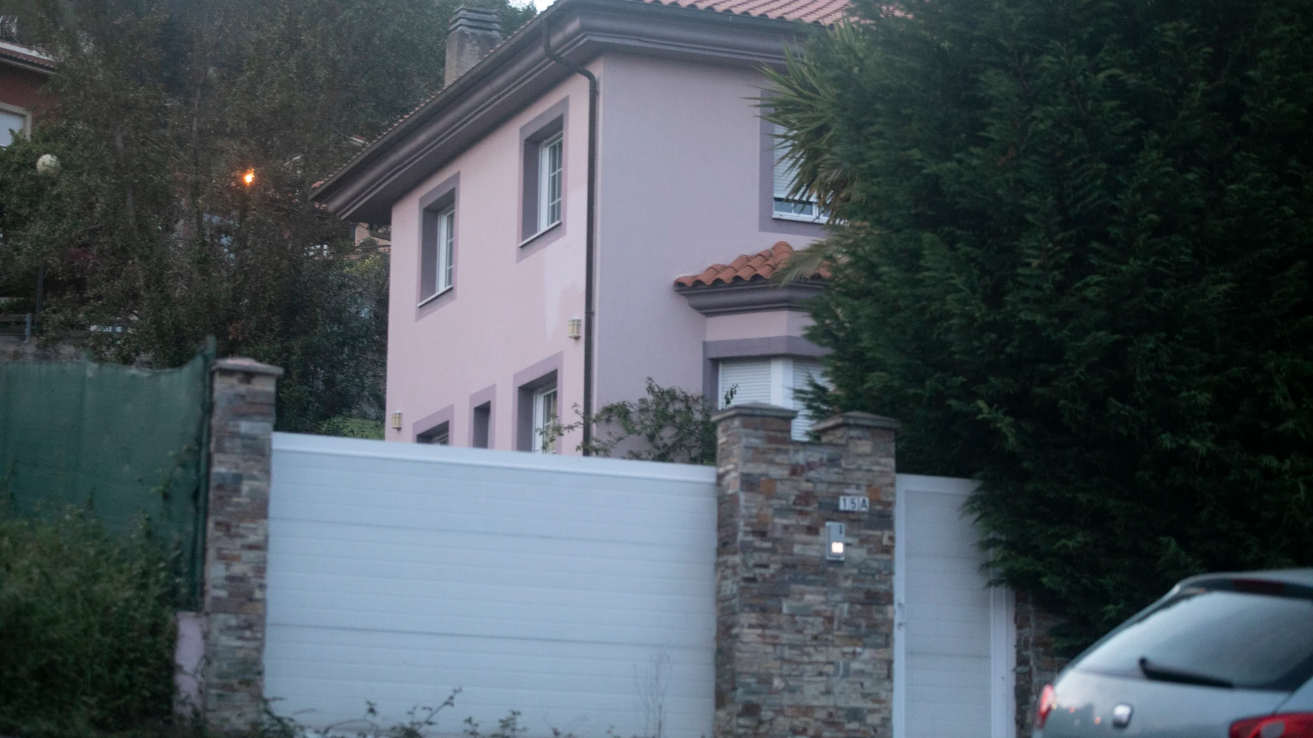 Exterior de la casa donde se han producido los hechos en la zona rural de Oviedo, a 29 de abril de 2025, en Oviedo, Asturias (España). Un matrimonio ha sido detenido por agentes de la Policía Local de Oviedo tras comprobar que sus hijos estaban encerrados en la casa en unas condiciones de salubridad muy malas, rodeados de excrementos y llevarían encerrados desde el año 2021.29 ABRIL 2025;SUCESO;PADRES;HIJOS;ENCIERRO;INSALUBRIDAD;SECUESTRO;Jorge Peteiro / Europa Press29/04/2025