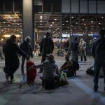 Viajeros a las puertas de la estación de Sants la madrugada del lunes al martes