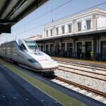 Un tren AVE por Granada