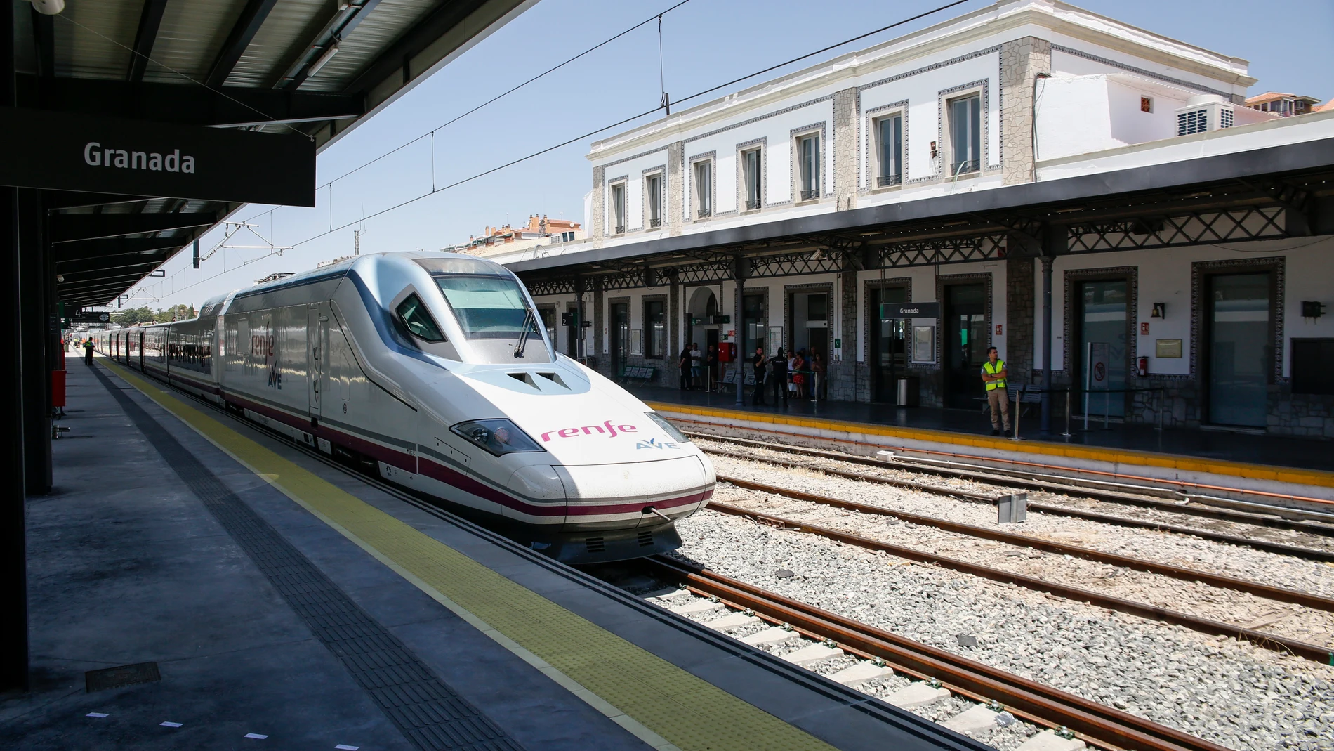 Un tren AVE por Granada