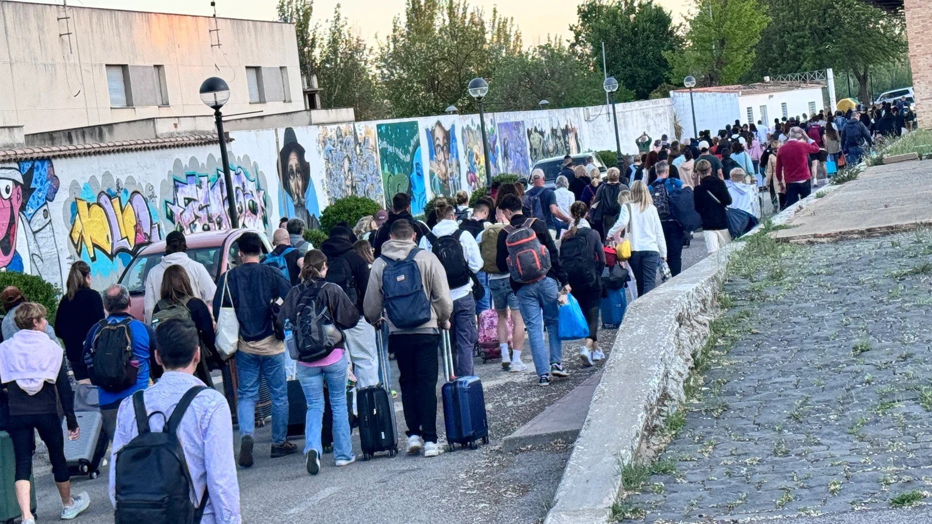 Viajeros de un tren afectado por el apagón en Malagón