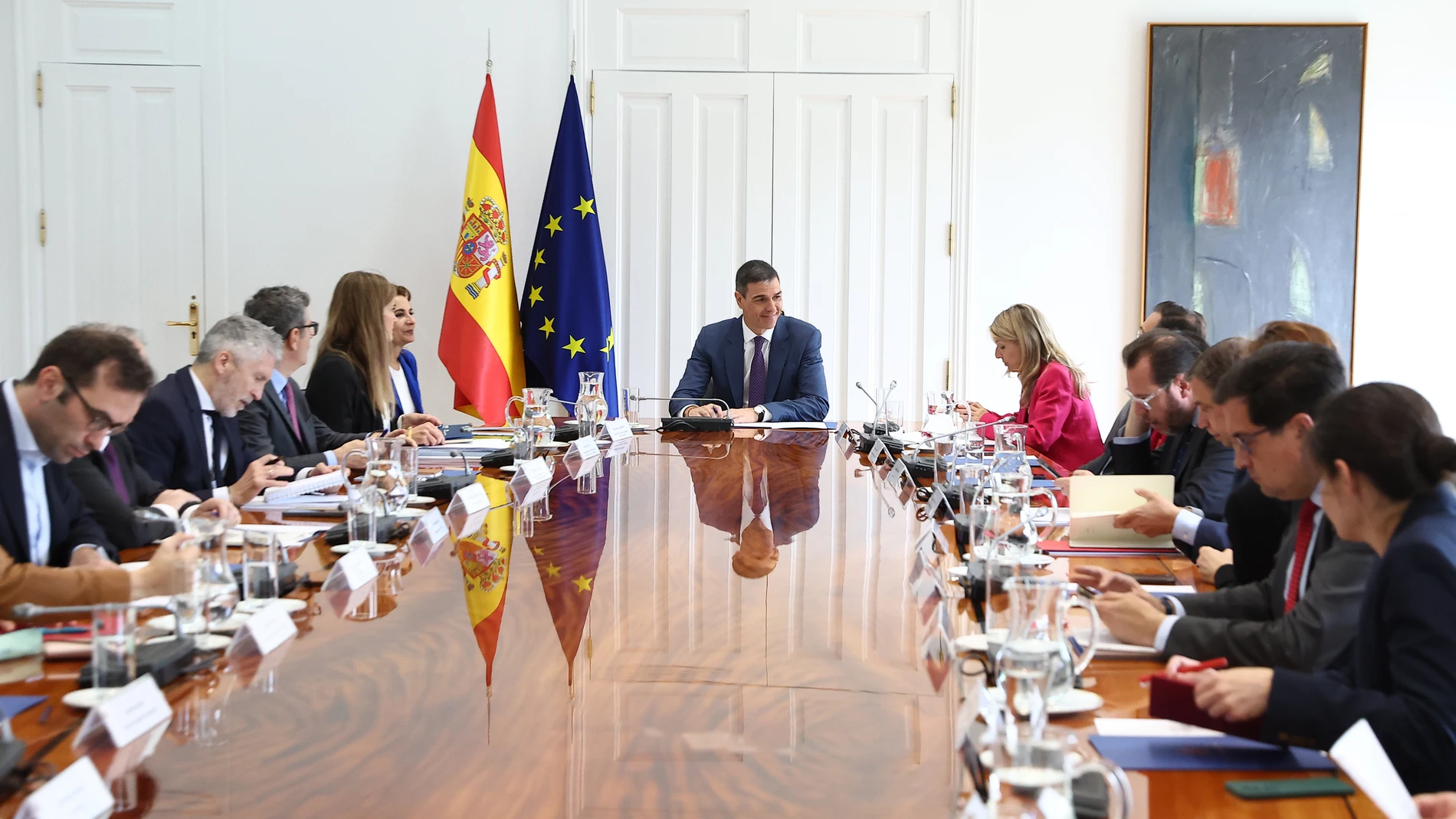 MADRID, 29/04/2025.- El presidente del Gobierno, Pedro Sánchez (c), preside la reunión del Consejo de Seguridad Nacional este martes, en el Complejo de la Moncloa, en Madrid. Sánchez se ha comprometido este martes a "llegar hasta el fondo de este asunto", adoptar las "medidas necesarias" y acometer las reformas oportunas para que "no vuelva a ocurrir" un apagón generalizado como el del lunes, así como a "exigir las responsabilidades pertinentes a todos los operadores privados". EFE/ Fernando ...