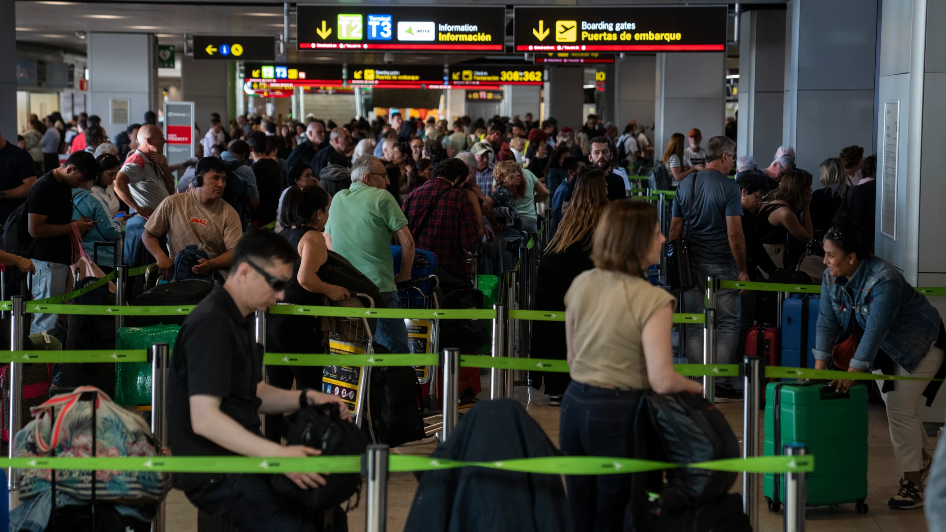 Pasajeros en el Aeropuerto de Madrid-Barajas el día del apagón en la Península Ibérica
