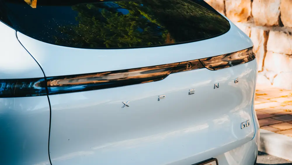 La firma lumínica trasera atraviesa el portón del maletero, un detalle de diseño muy habitual en los coches de 2025