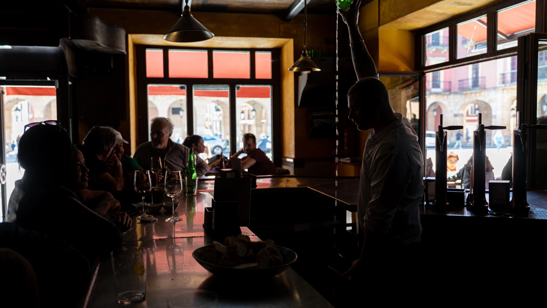 Un camarero sirve sidra en un bar durante el apagón, a 28 de abril de 2025, en Gijón, Asturias (España). Un apagón eléctrico ha asolado España, Portugal y parte de Francia a las 12.30h. de la mañana. Sin saber aún las causas concretas del apagón, poco a poco se recupera el suministro eléctrico en todas las regiones de la Península Ibérica. Algunas ciudades y municipios han estado más de 12 horas sin luz, y otras zonas aún no la han recuperado. 29 ABRIL 2025 Juan Vega / Europa Press 29/04/2025