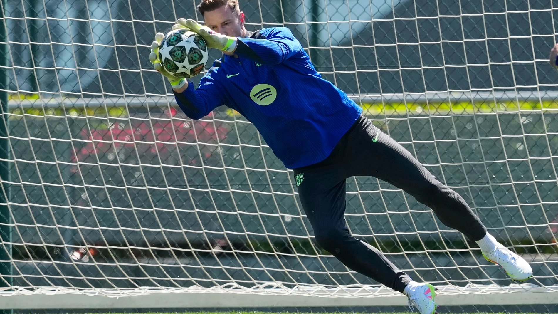 GRAFCAT7699. SANT JOAN DESPÍ (BARCELONA), 29/04/2025.- El portero del FC Barcelona Marc-André ter Stegen durante el entrenamiento que el equipo azulgrana ha realizado en la en la ciudad deportiva Joan Gamper para preparar el partido de ida de semifinales de la Liga de Campeones que mañana disputarán ante el Inter de Milán. EFE/Alejandro García