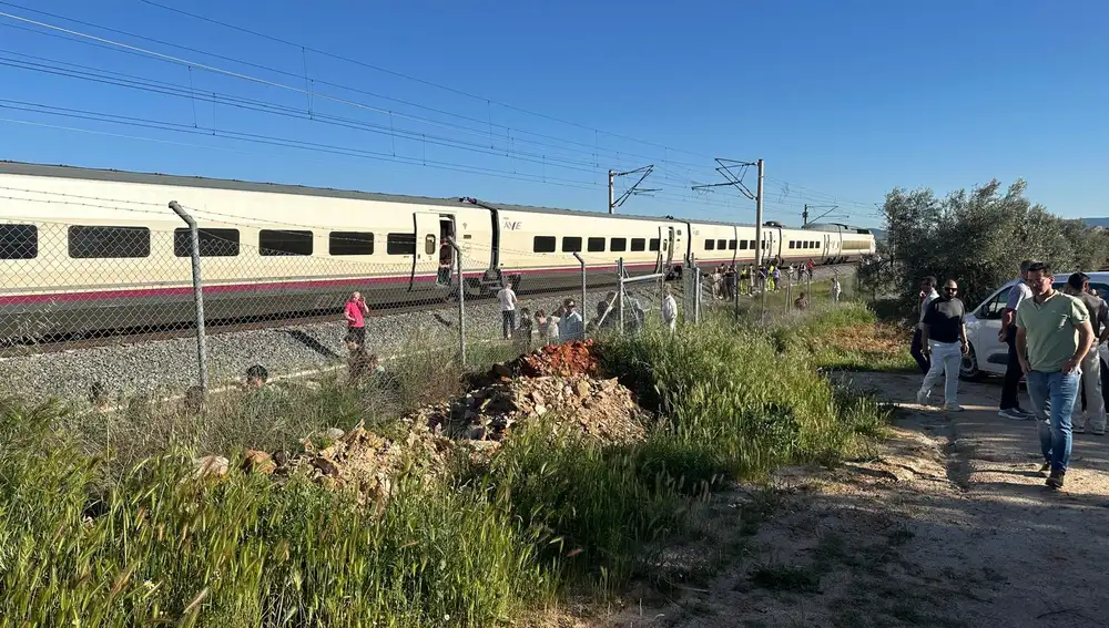 AVE parado en Mora