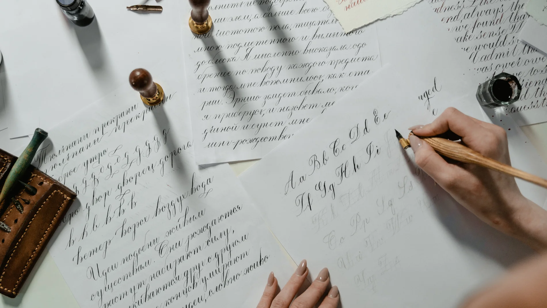 Qué significa escribir mezclando letras minúsculas y mayúsculas según la psicología